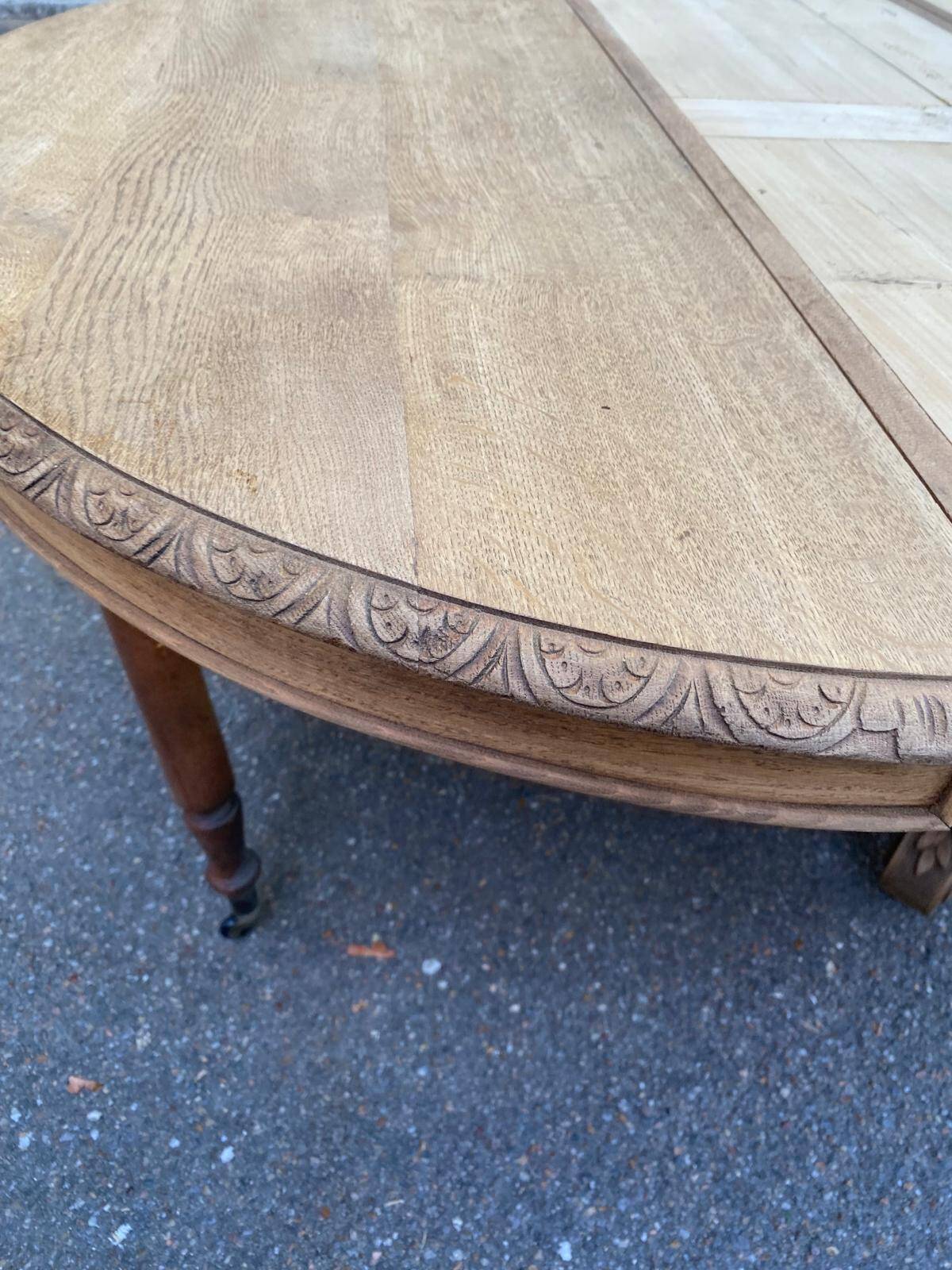 Round extendable dining table Napoleon III renovated in 19th-century oak.