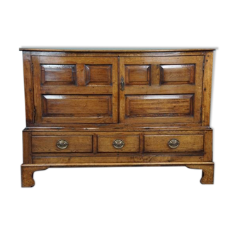 Welsh oak buffet press cabinet from the late eighteenth century