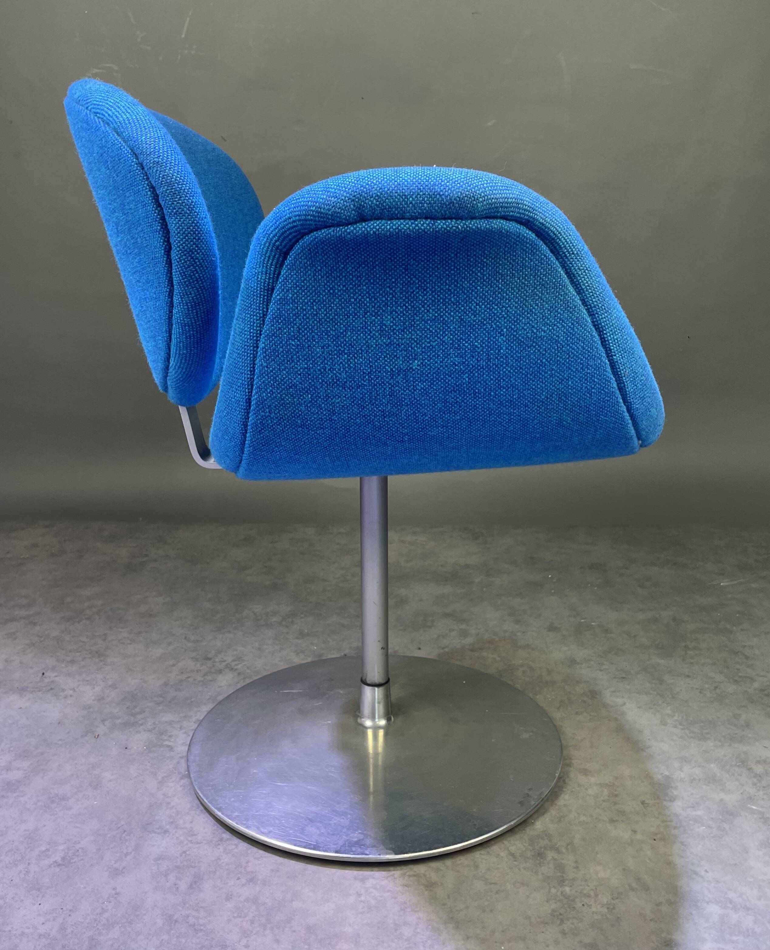 Chaise Little Tulip de Pierre Paulin bleu