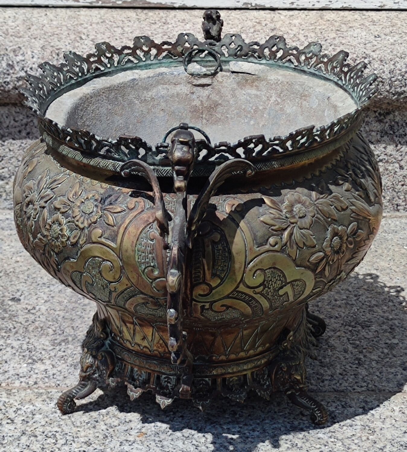 Ancienne jardinière en cuivre décor hindou