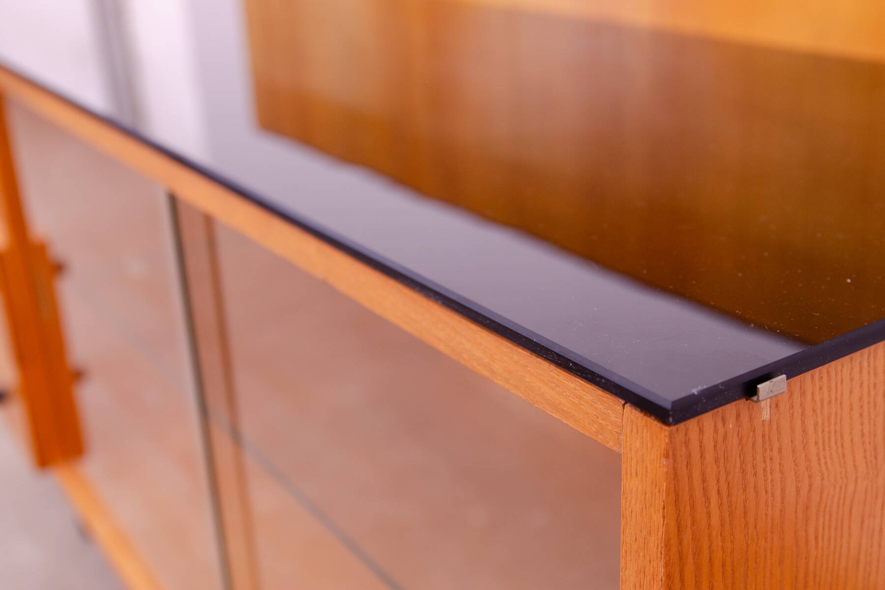 Armoire-bibliothèque vitrée vintage par Mojmír Požár, Tchécoslovaquie, 1960