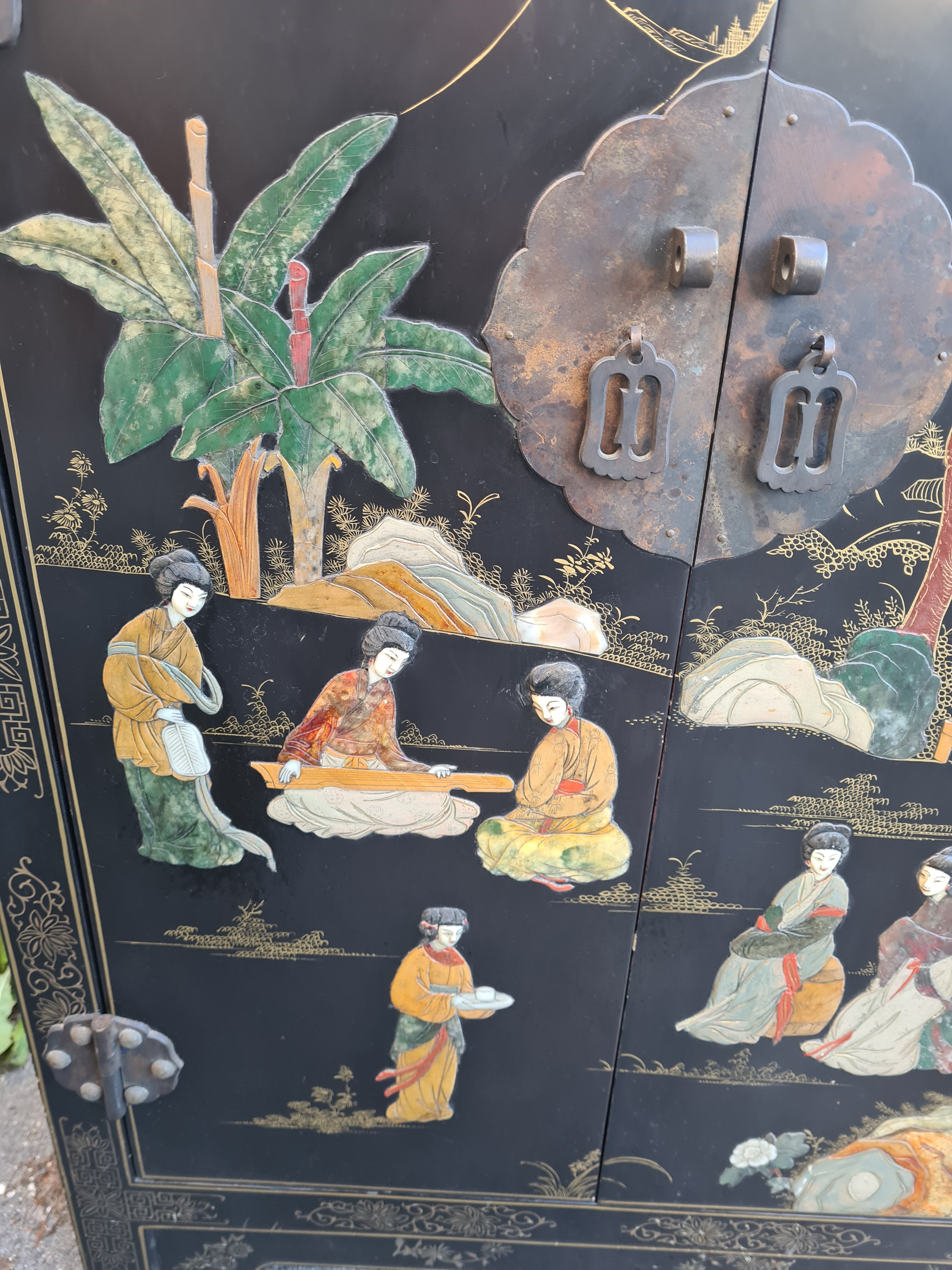 Meuble chinois ouvrant à 2 portes laque noire et pierres dures