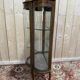 Vitrine galbée de style Louis XVen bois peint et bronze