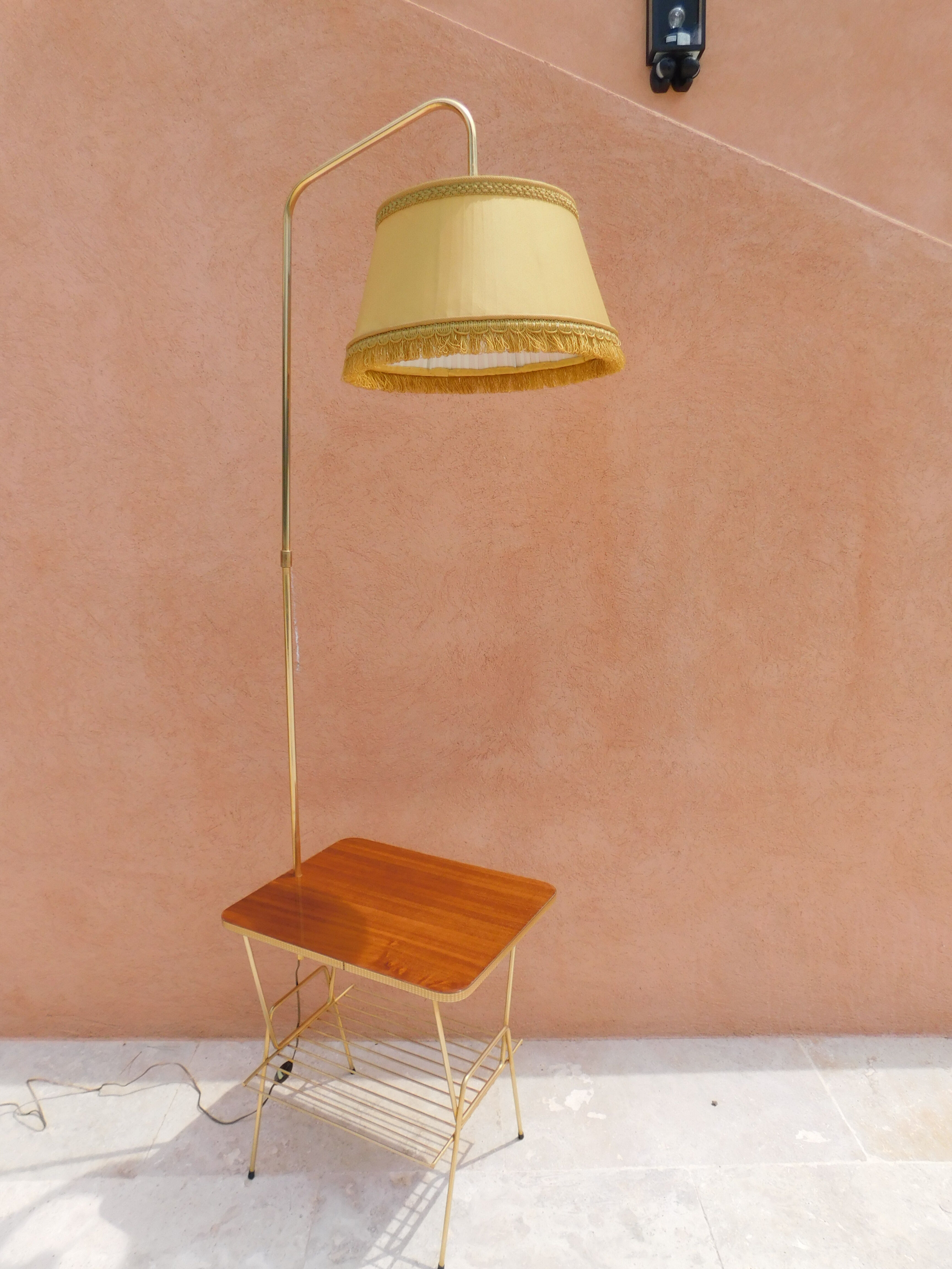 Vintage magazine door lamp