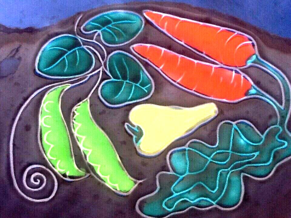 Années 1970 Plat de service Céramique vernissée à décor de Poivrons / Piments