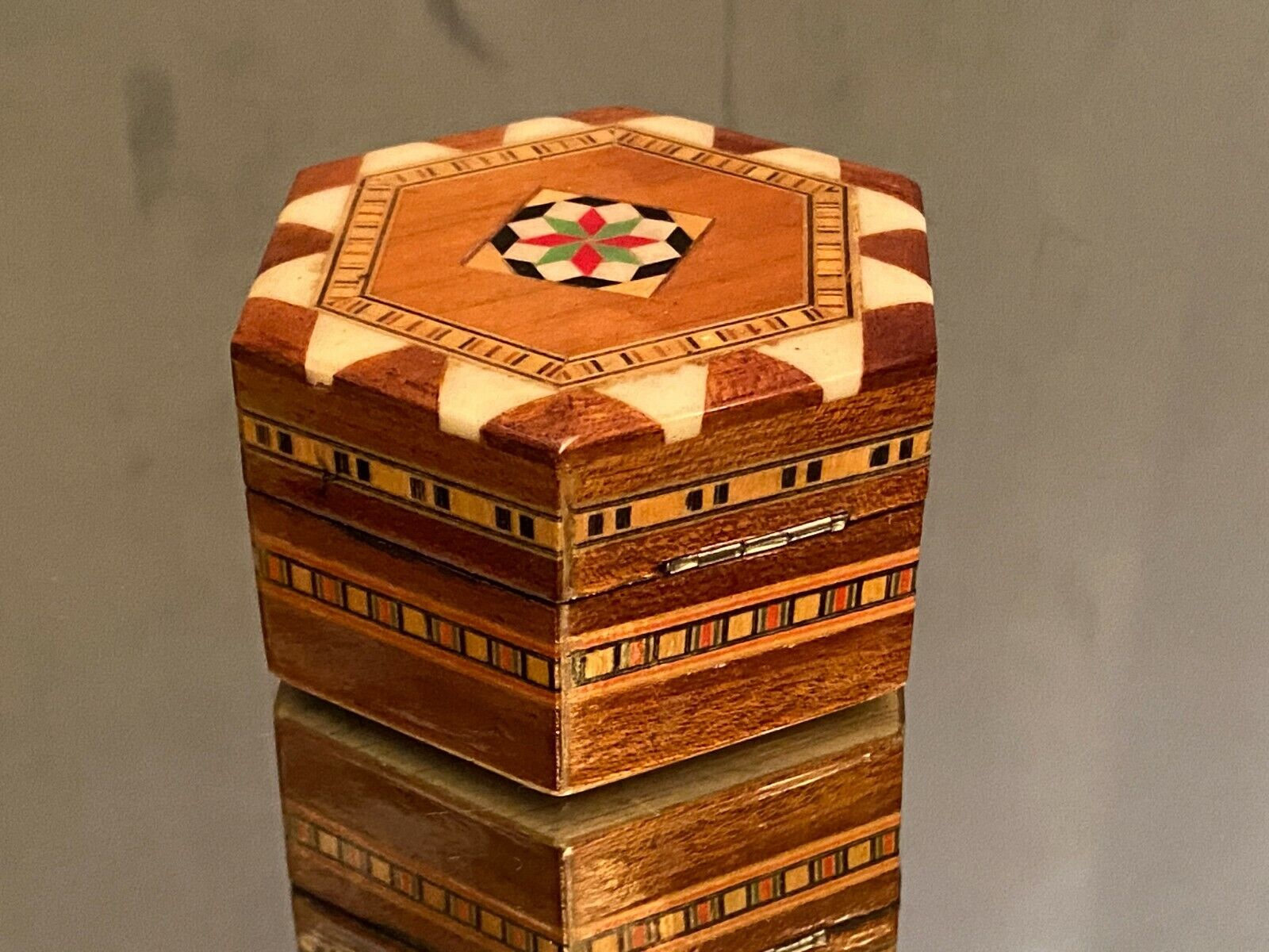 Hexagonal box box with Syrian-style inlaid decoration