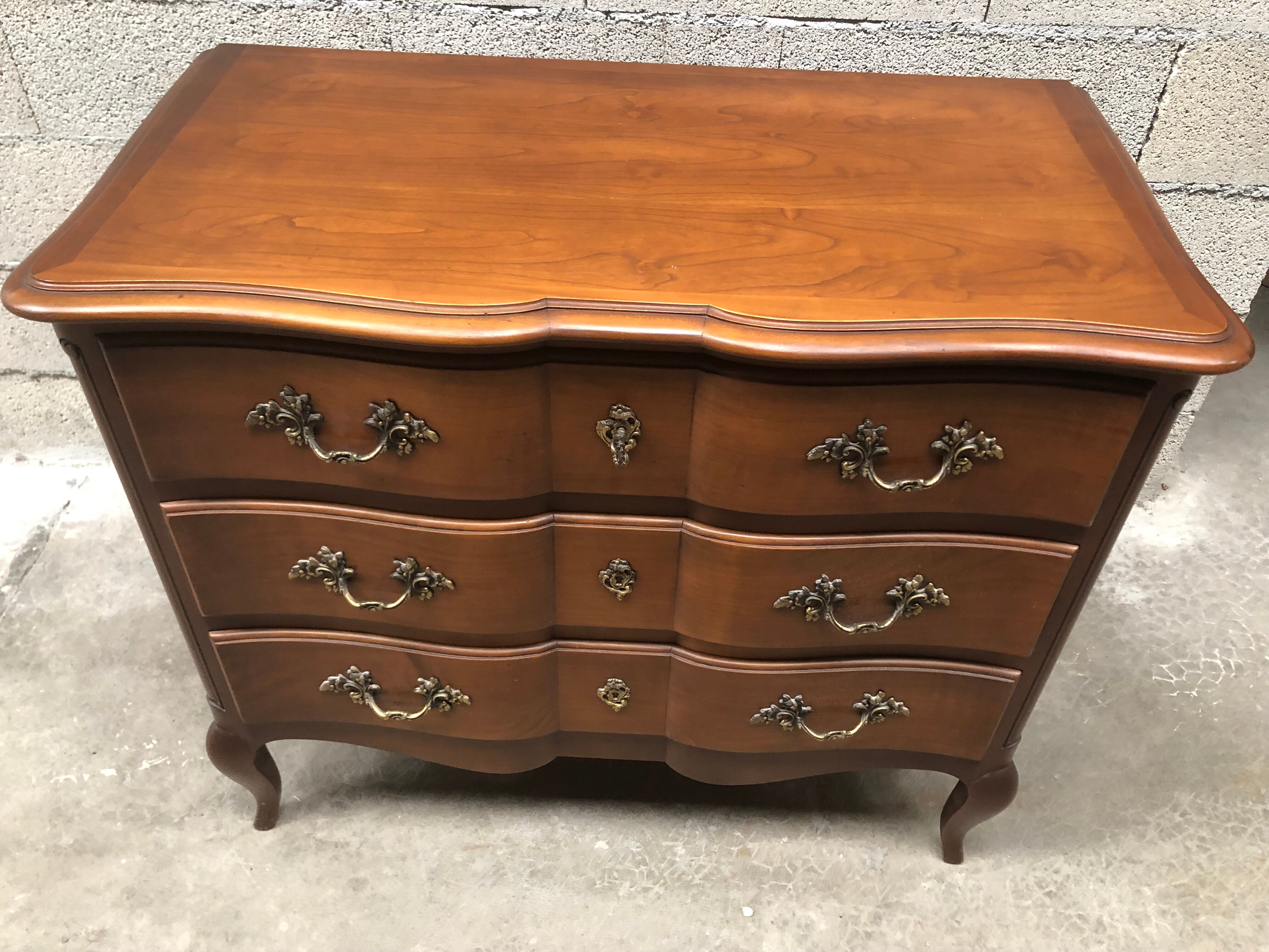 Commode de style Louis XV merisier