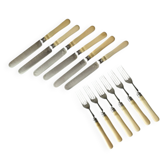 Silver-plated metal dessert cutlery in English Art Deco style