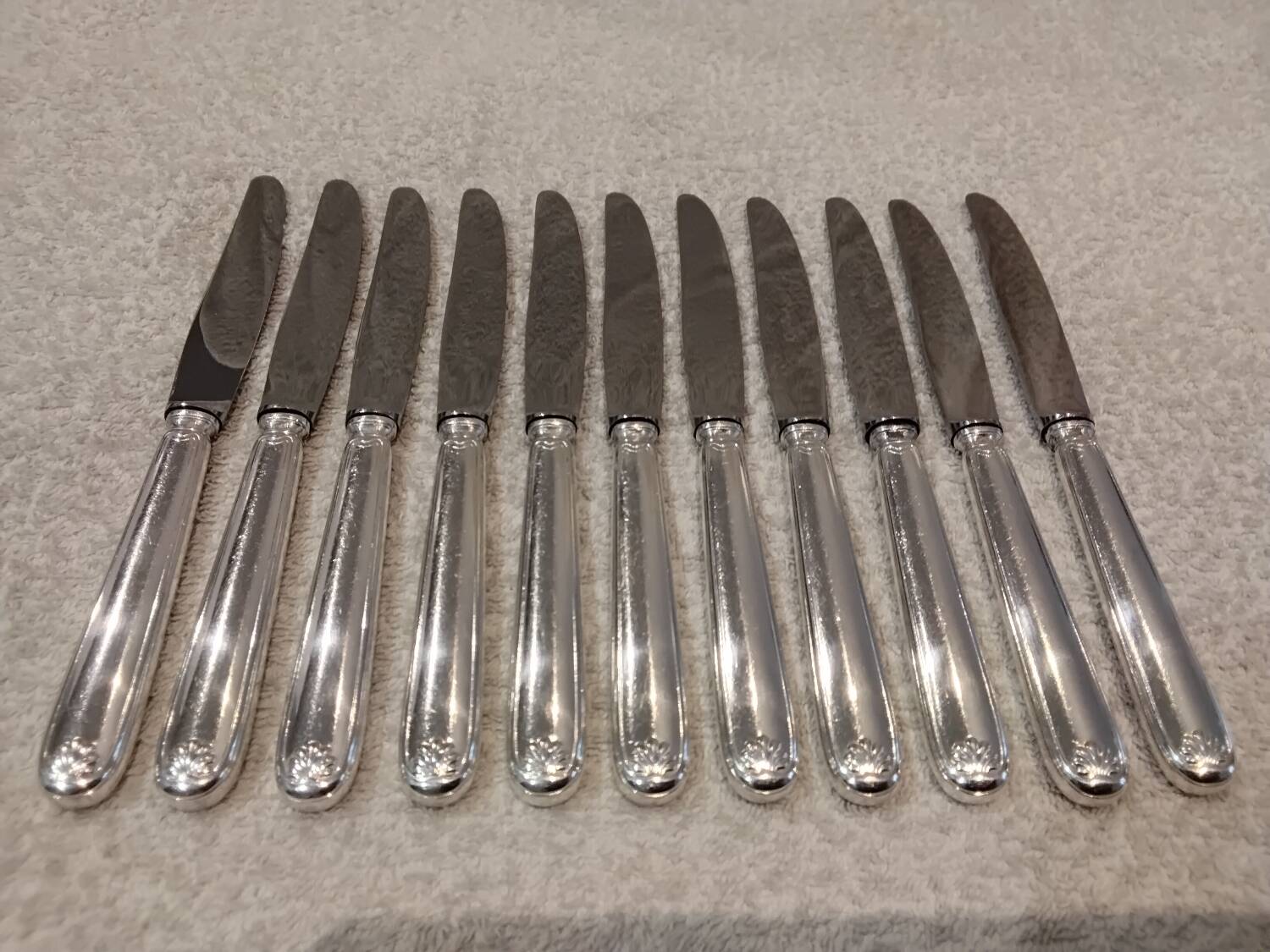 11 silver-plated metal lunch knives by Ravinet Coquille, 18cm