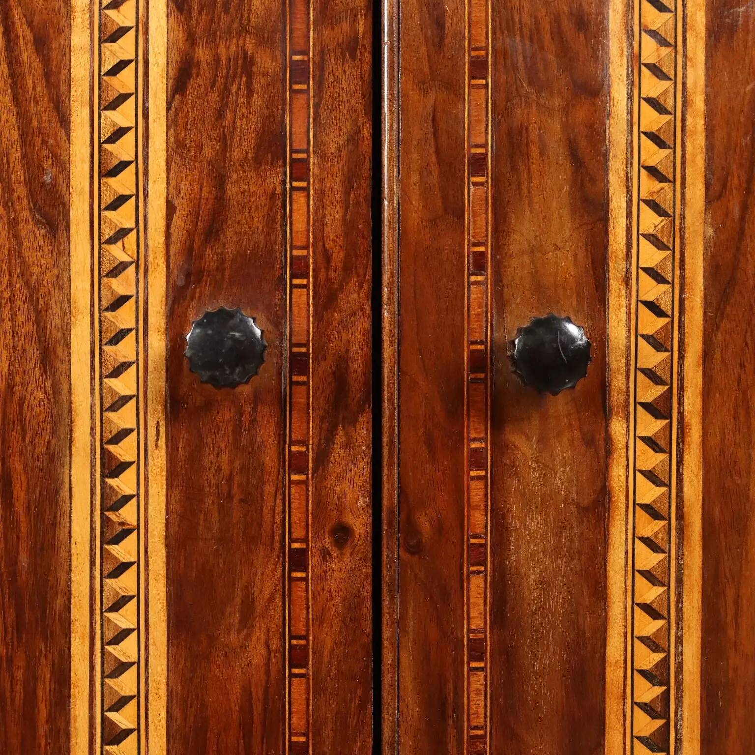 Antique buffet in Eastern European walnut, 19th century.