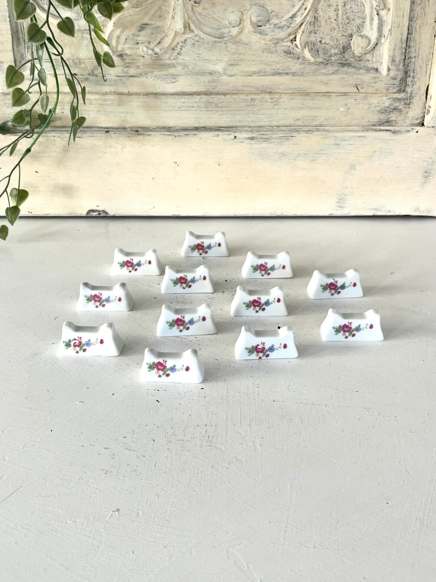 Ensemble de 12 repose-couteaux en porcelaine française avec motifs floraux
