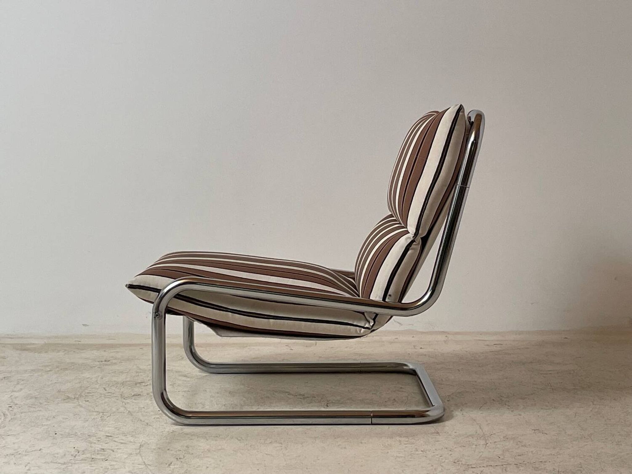 Paire de chauffeuses cantilever 1970