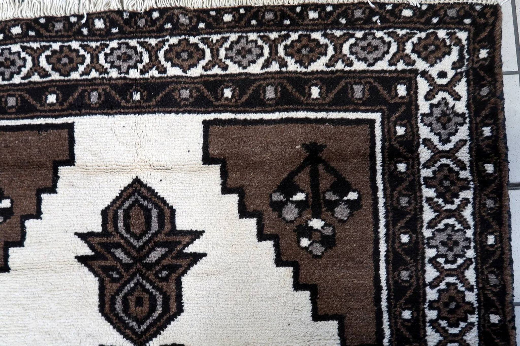Handmade vintage Persian Gabbeh rug 128cm x 211cm, 1970s