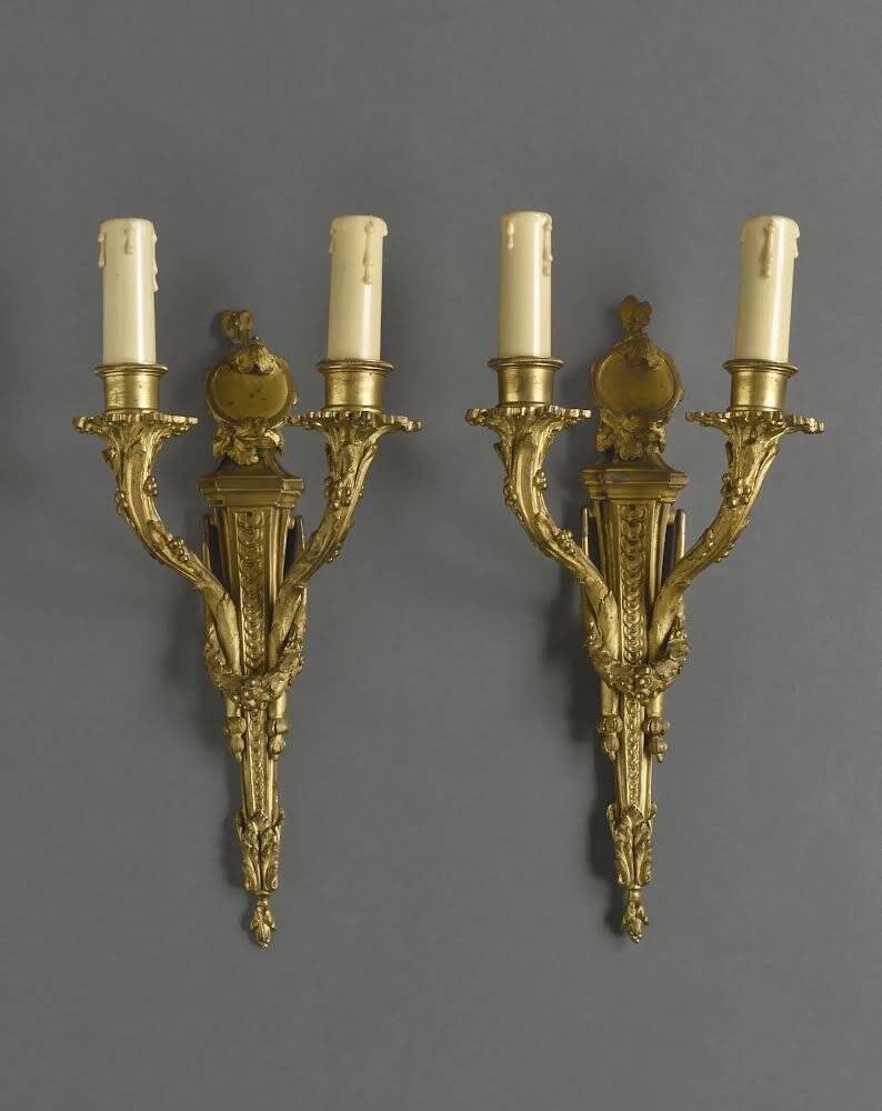 According to Jean-Charles Delafosse (1734-1791). Pair of bronze wall sconces.