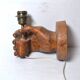 Applique main en bois sculpté