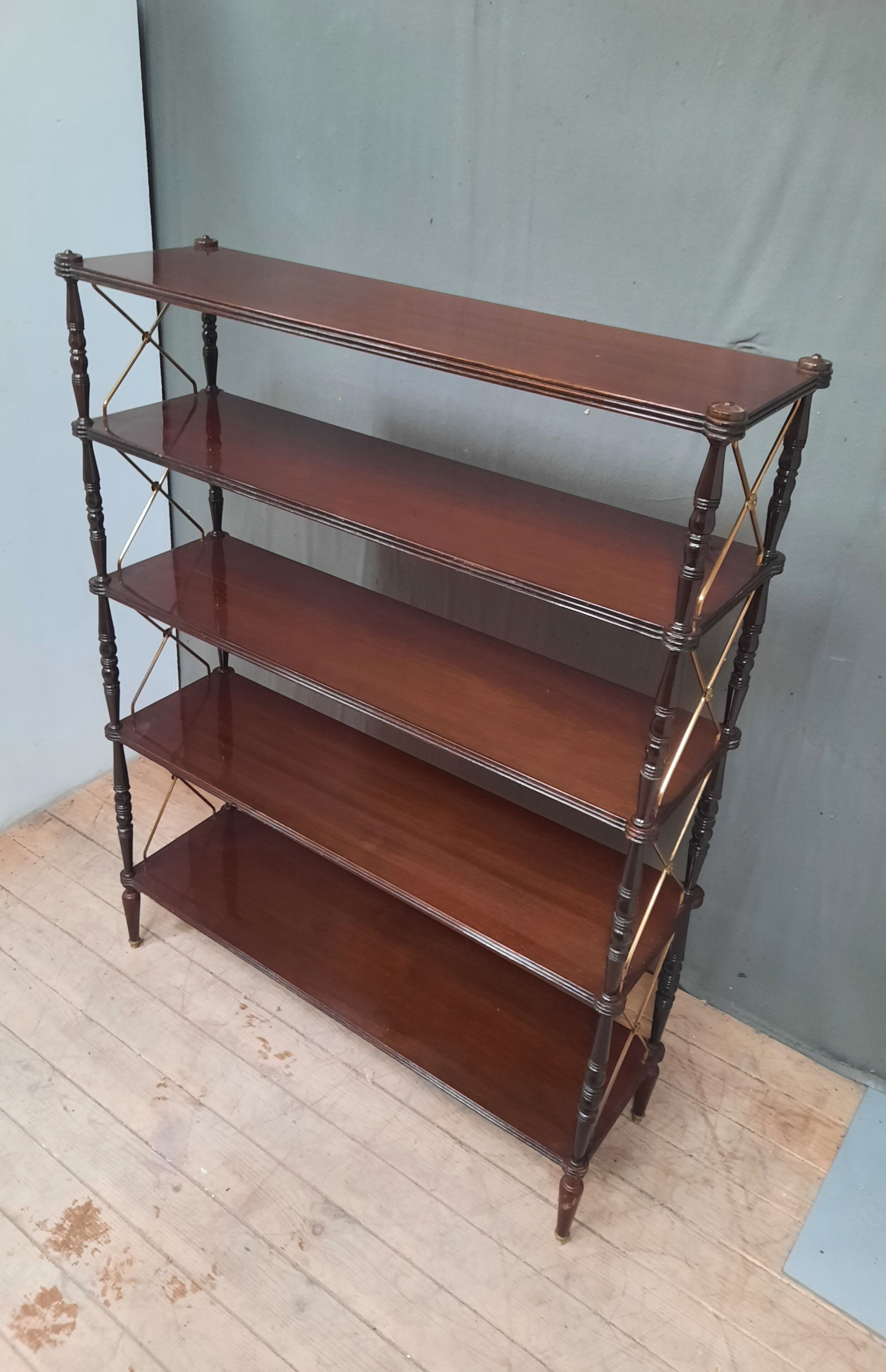 Five-tray floor in varnished mahogany