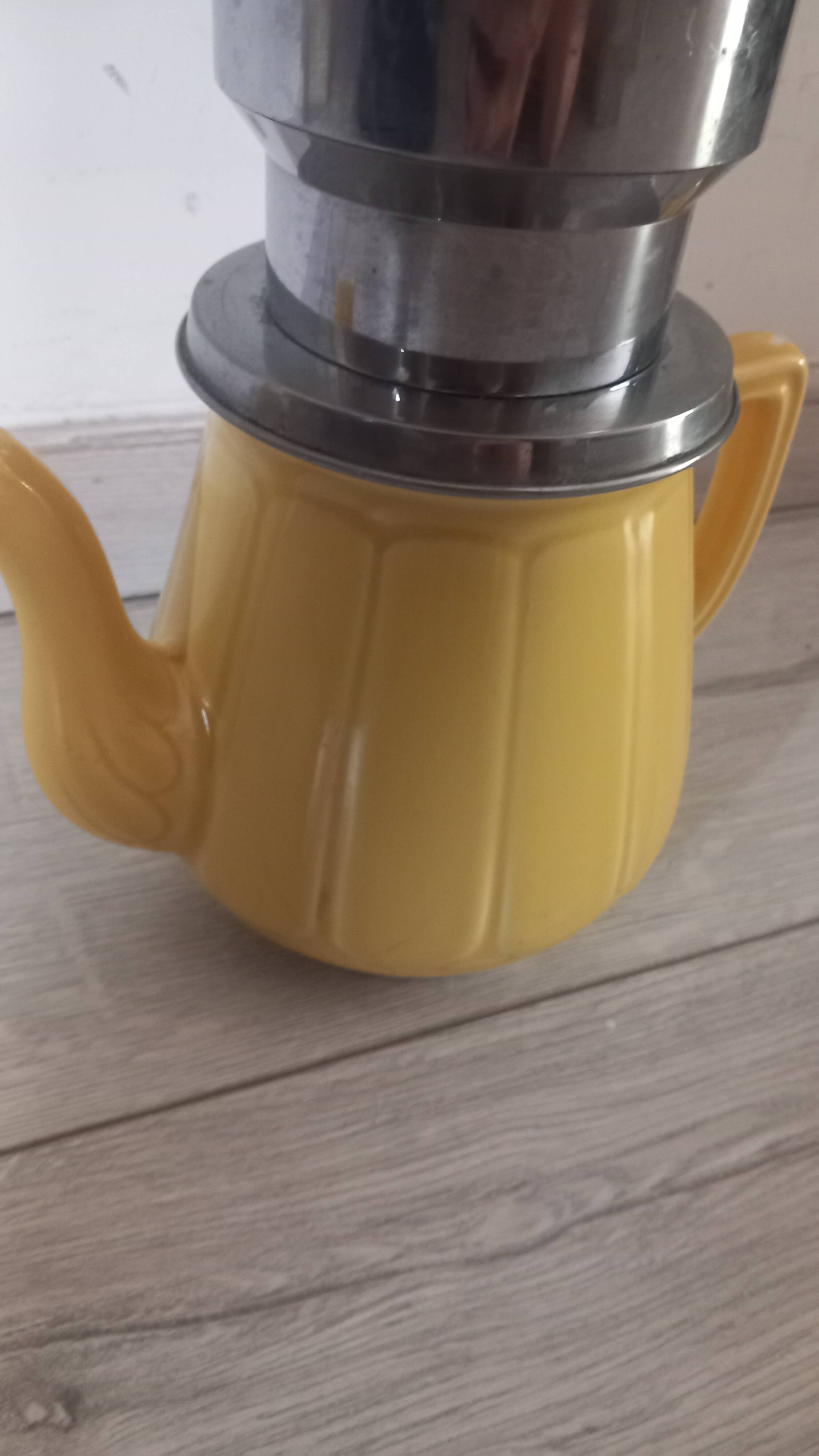 Yellow 1950s coffee pot porcelain and Bakelite selecta