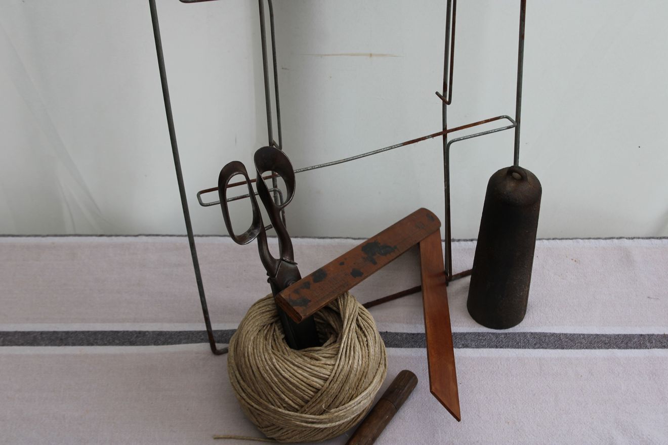 Former metal newspaper display