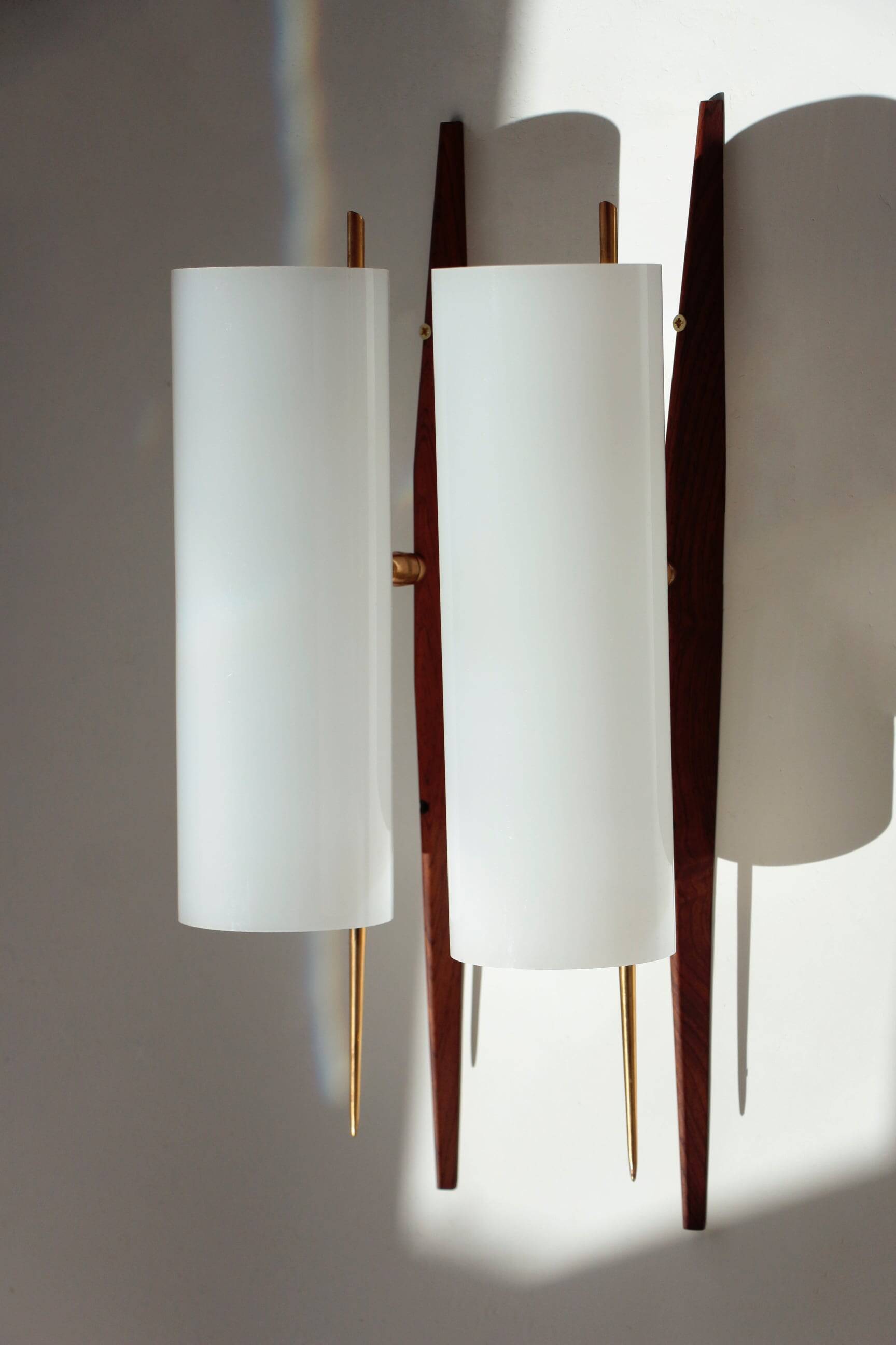 Modernist adjustable wall lights in teak and brass – 1950