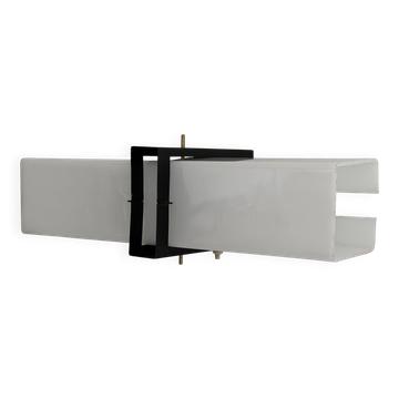 Applique simple en plexiglas blanc et cadre métallique noir, années 1970, Allemagne