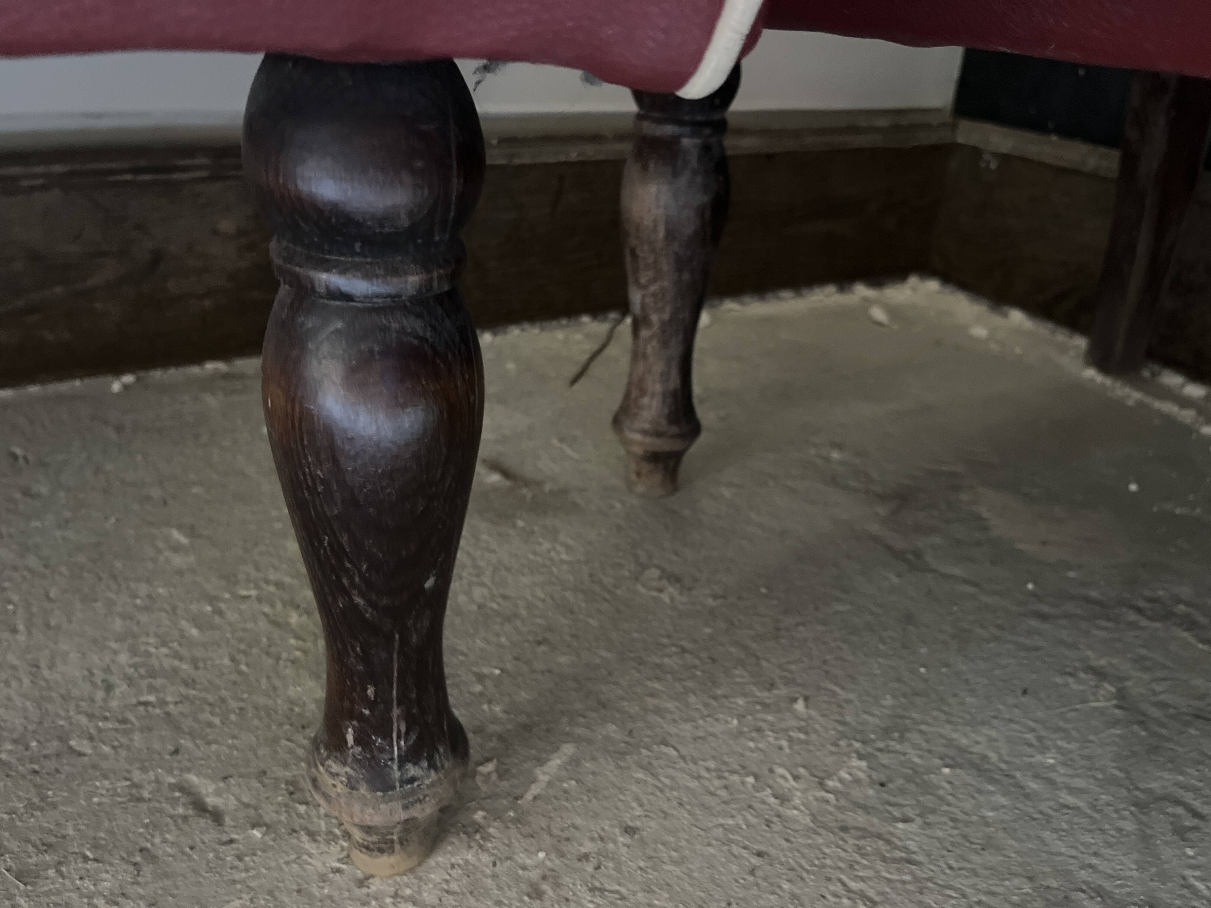 Restaurant-style bench in Bordeaux faux leather.