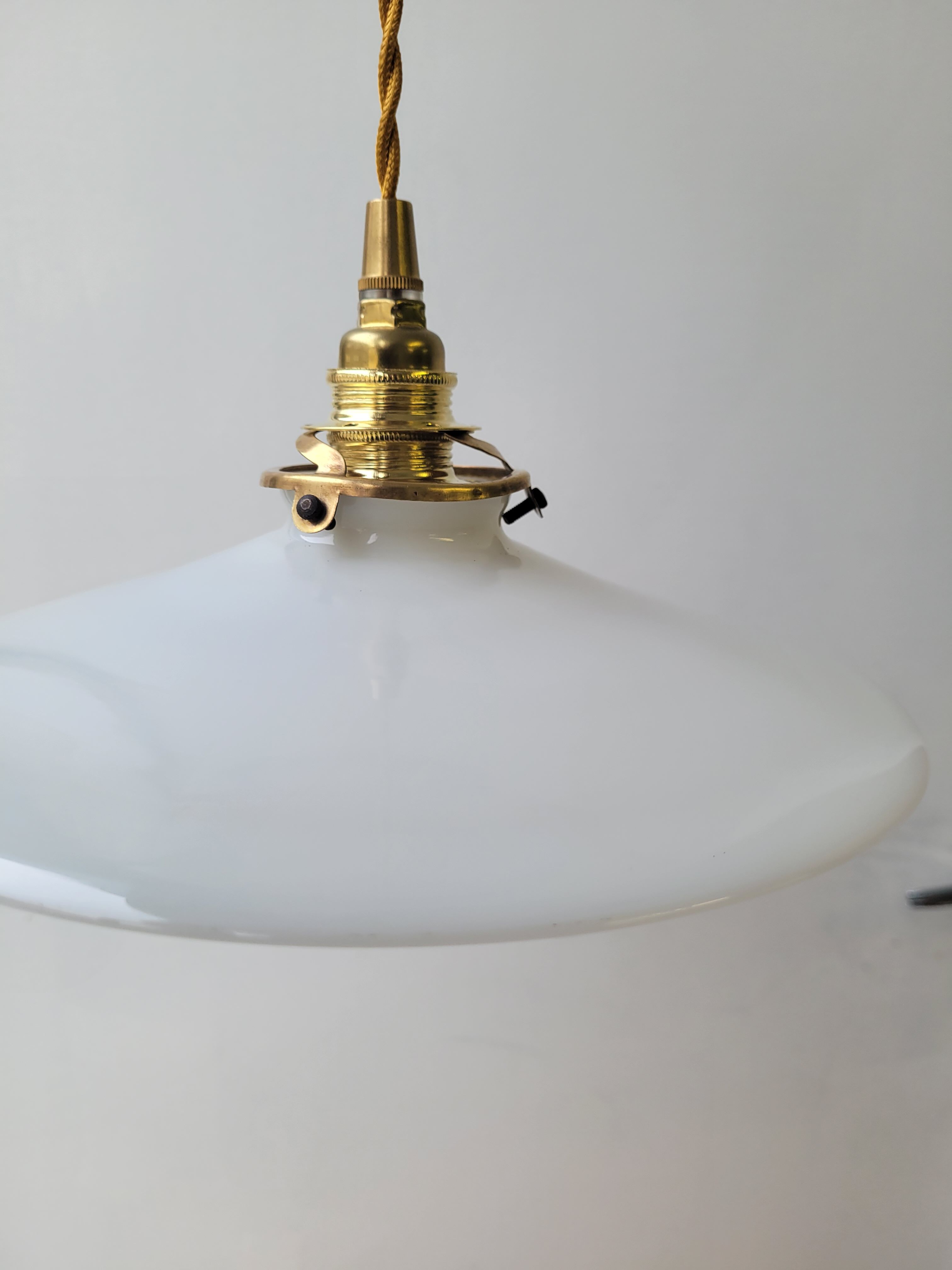 White opaline suspension