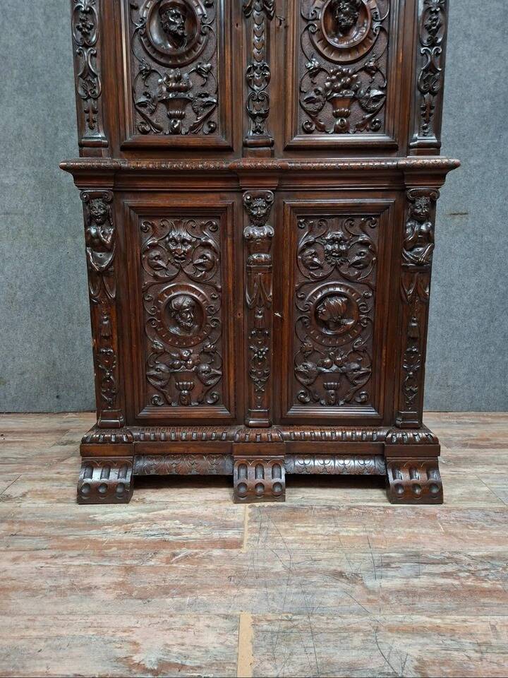 Cabinet d’apparat en bois richement sculpté dans le goût Renaissance