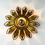 Applique ou luminaire de plafond en fer doré en forme de soleil espagnol, vers 1960.