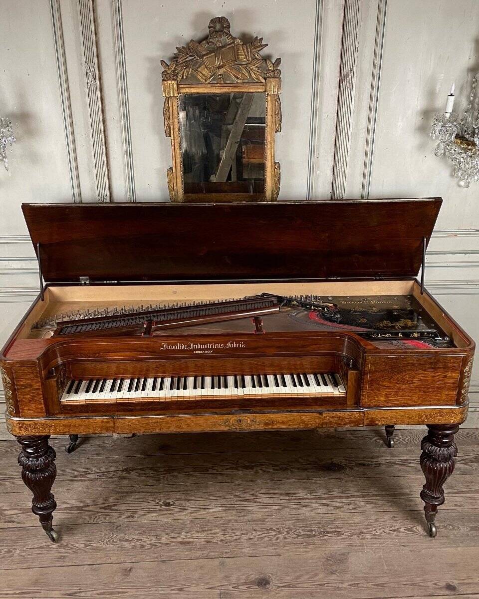 Piano table in rosewood with mother-of-pearl and fruitwood marquetry circa 1830.