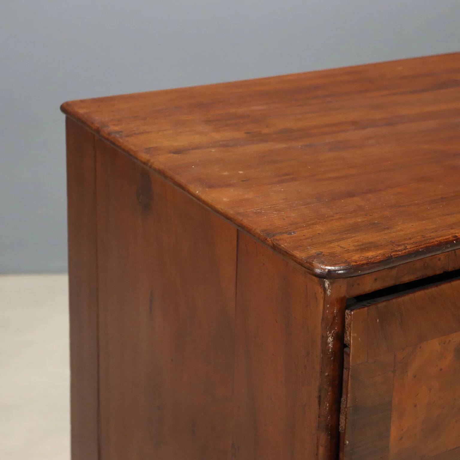 Lombard-Venetian Barocchetto commode in walnut