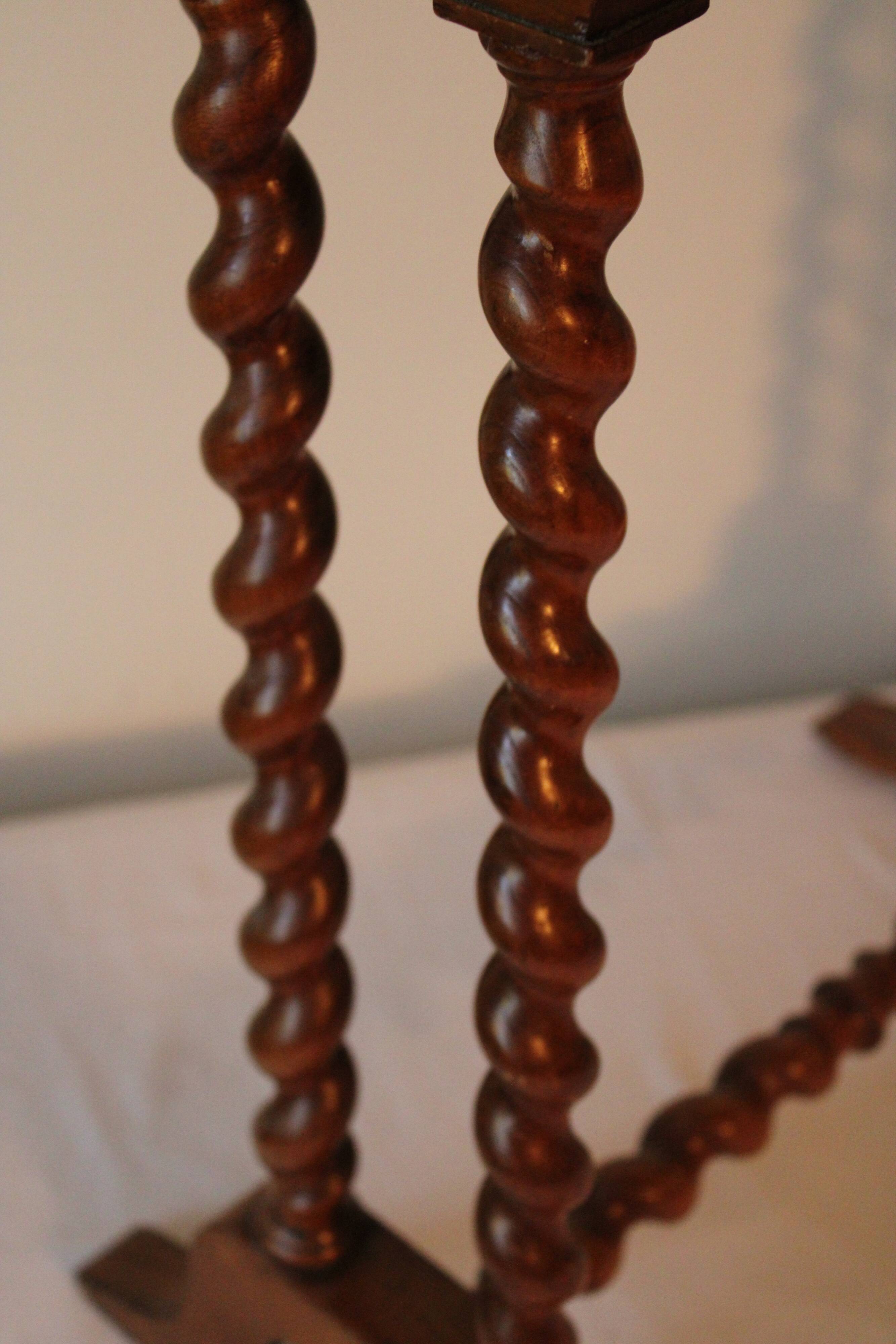 Pedestal table in wood and havana coloured leather tray