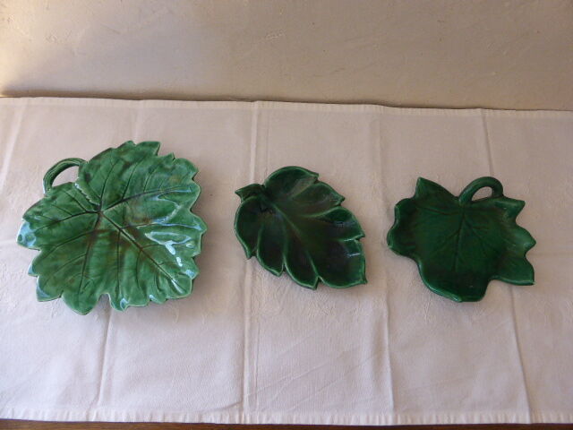 Set of 3 dishes in the shape of a ceramic leaf 1960
