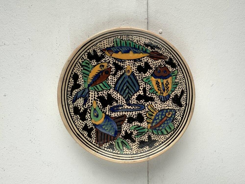 Vintage wall plate in hand-painted ceramic, 1970s.