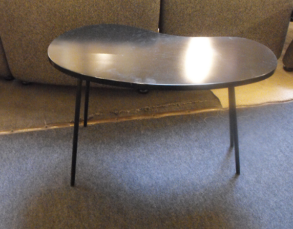 Guéridon haricot 1950. Plateau laqué noir. Très bon état.