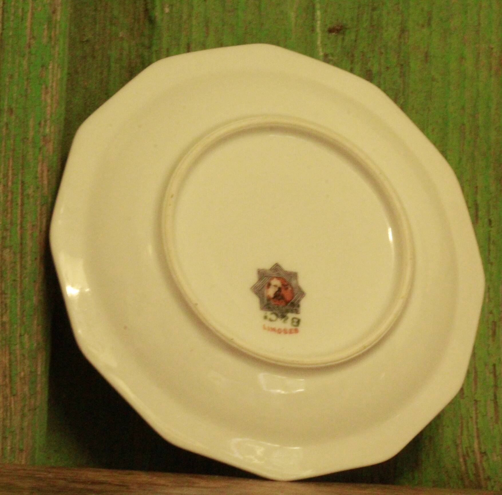 Lot of old cups and saucers