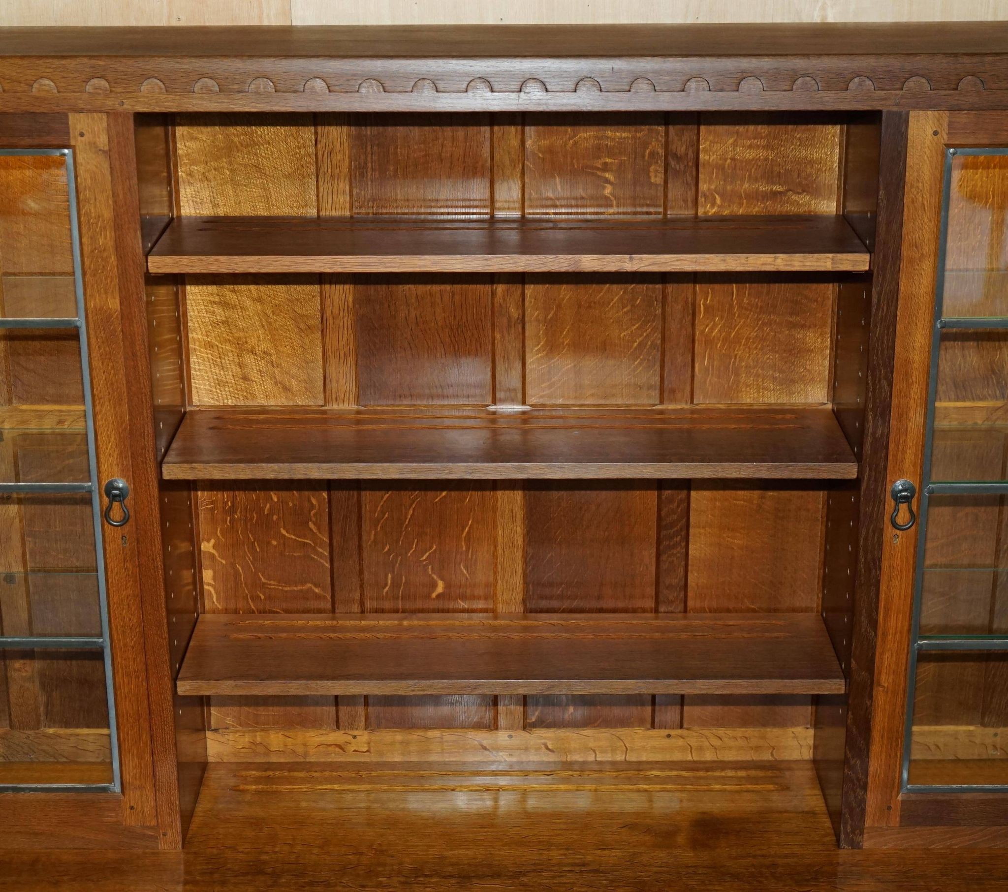 Buffet vitrine vintage Robert Mouseman Thompson en chêne avec étagères et éclairage