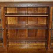 Buffet vitrine vintage Robert Mouseman Thompson en chêne avec étagères et éclairage