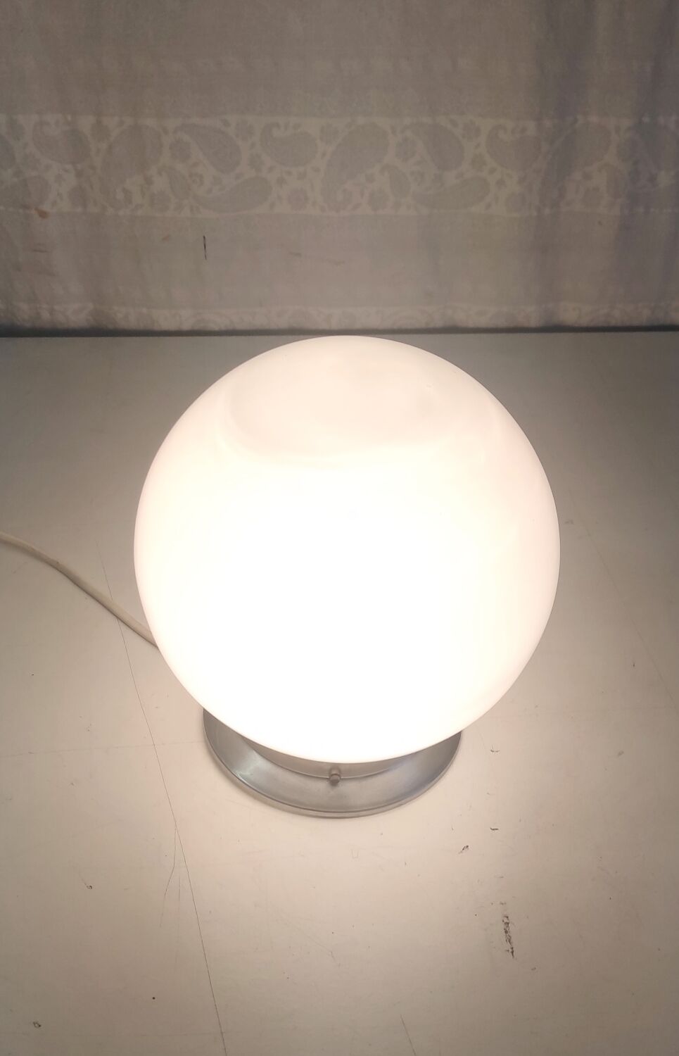Plafonnier globe opaline - années 50/60