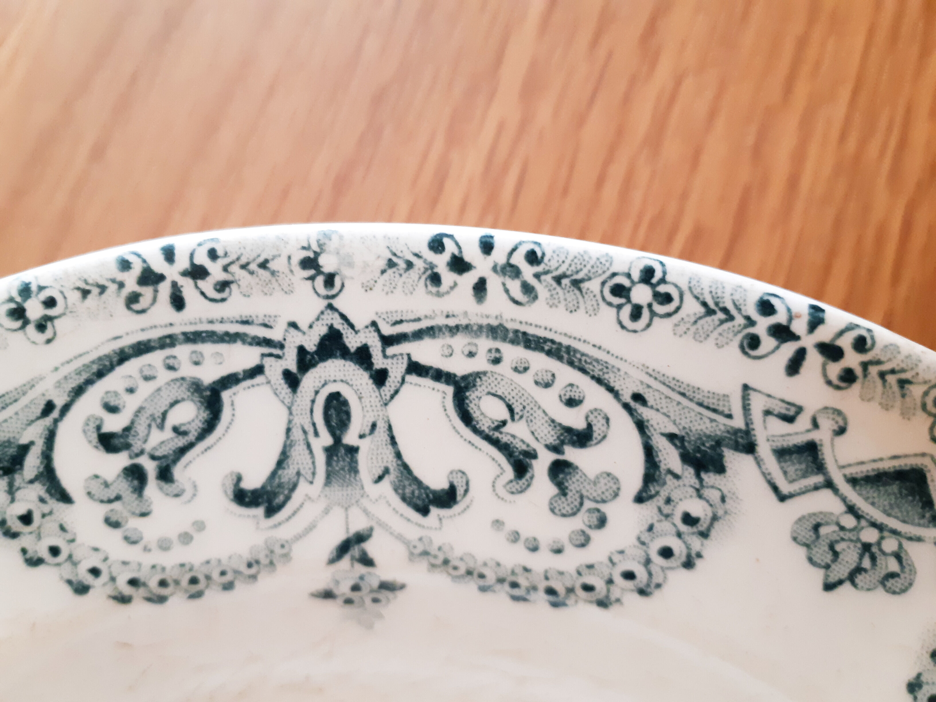 Hollow plate in faience of Saint Amand and Hamage, Iron earth, Garland model