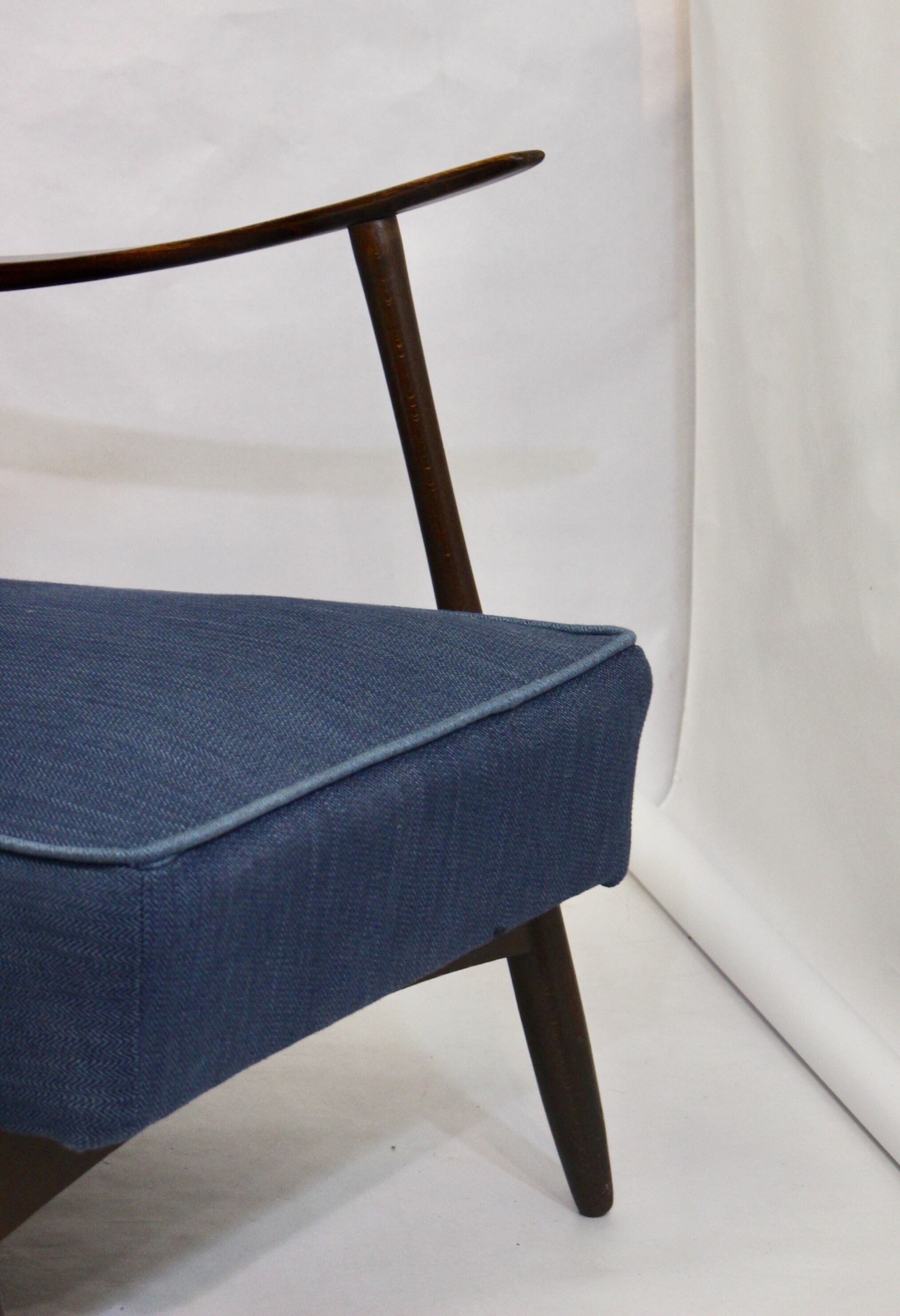 Fauteuil scandinave 1960 tissu bleu foncé effet chevron retapissé
