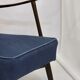 Fauteuil scandinave 1960 tissu bleu foncé effet chevron retapissé
