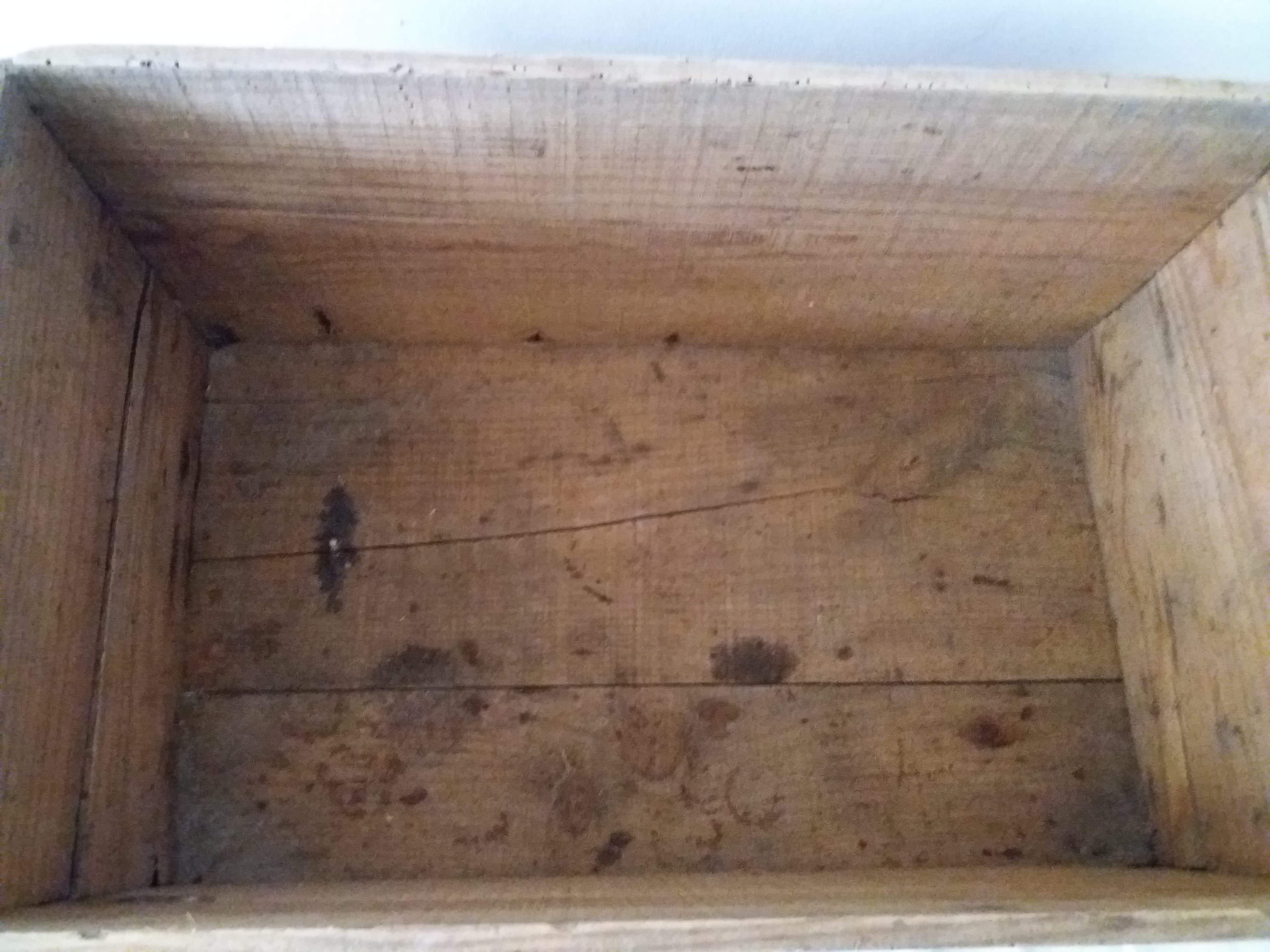 Ancienne caisse publicitaire en bois LUX