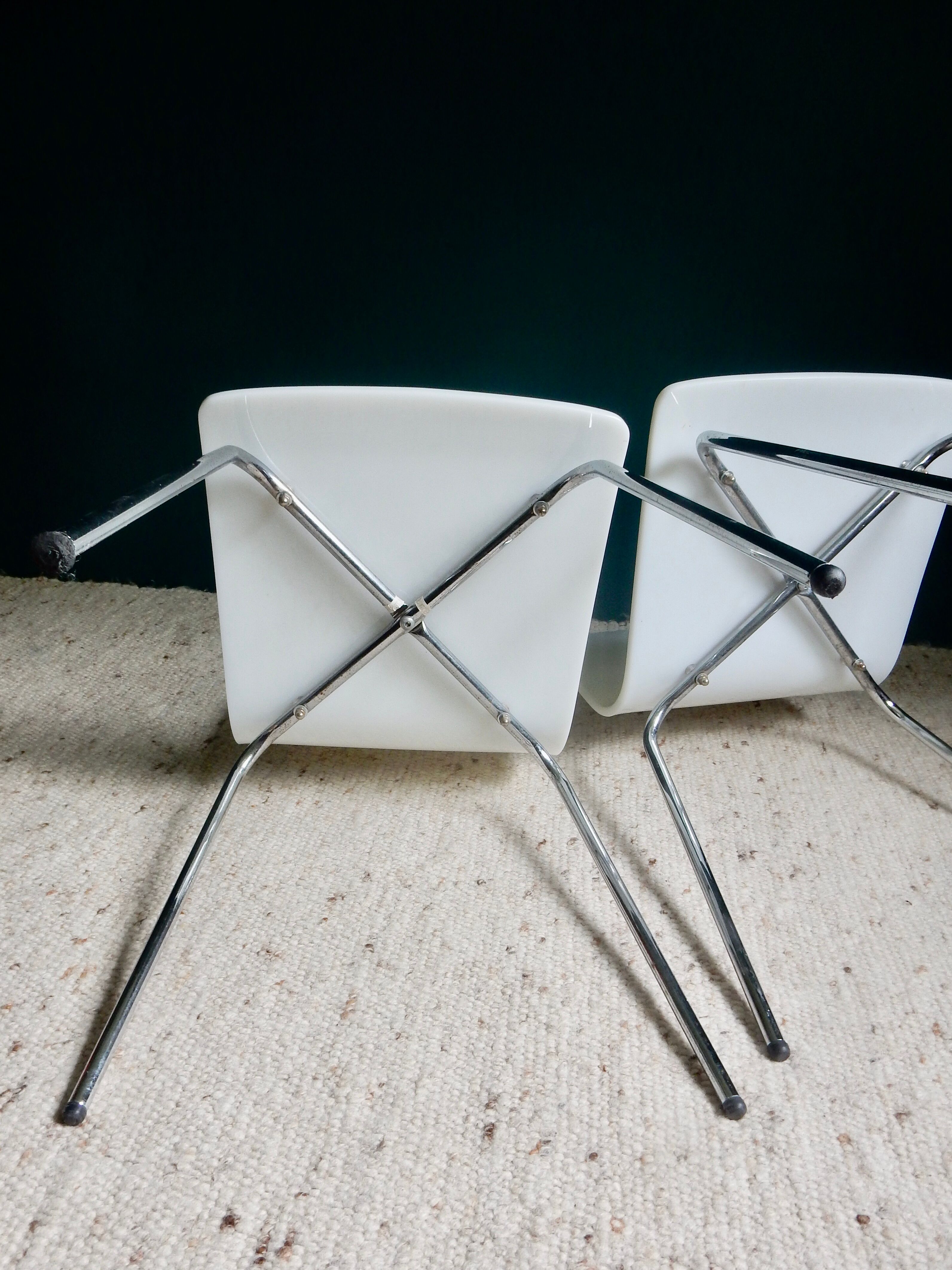 Paire de chaises blanches en plexiglas années 70