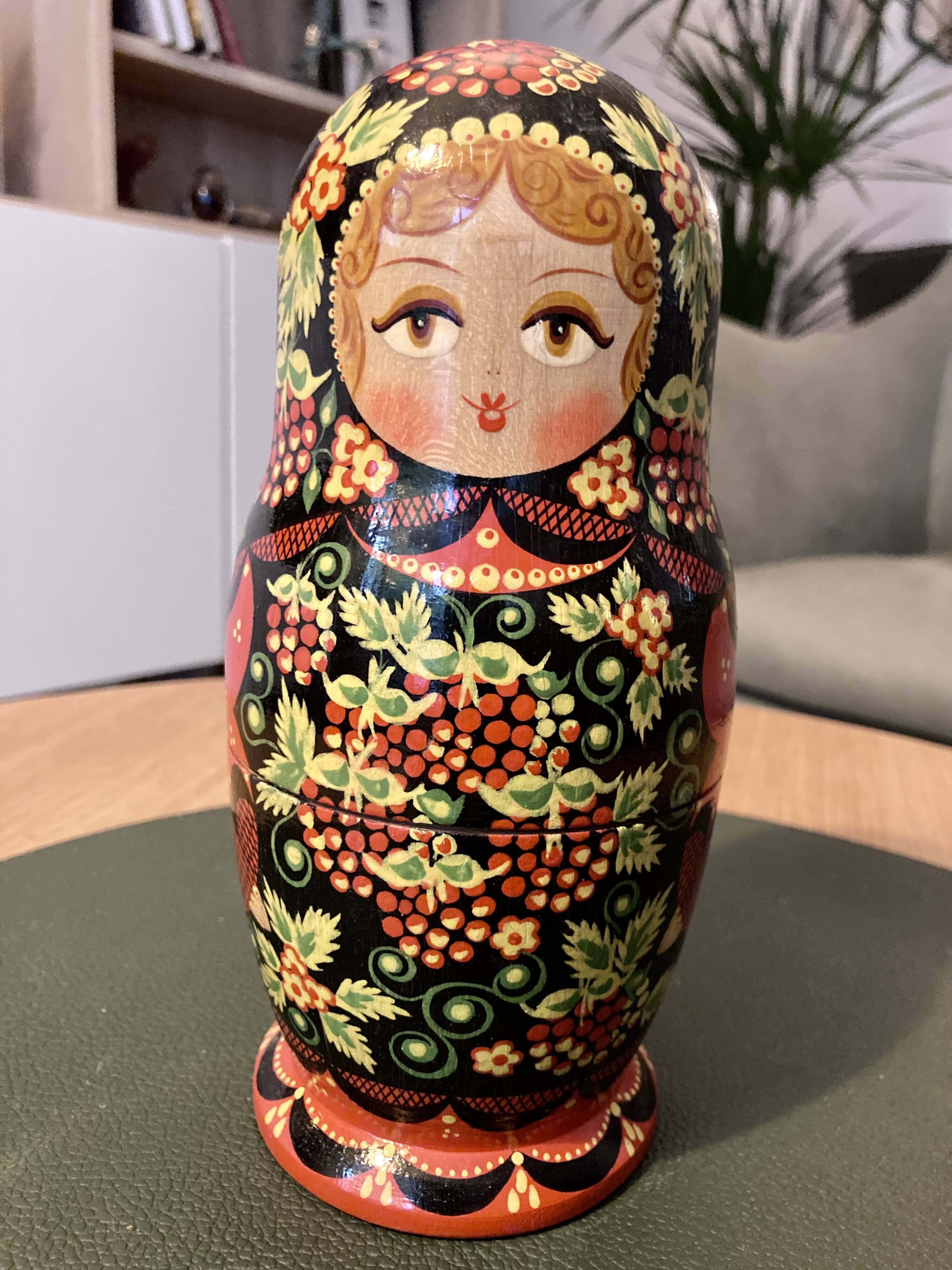 Magnificent family of Russian matryoshkas – 9 dolls – excellent condition