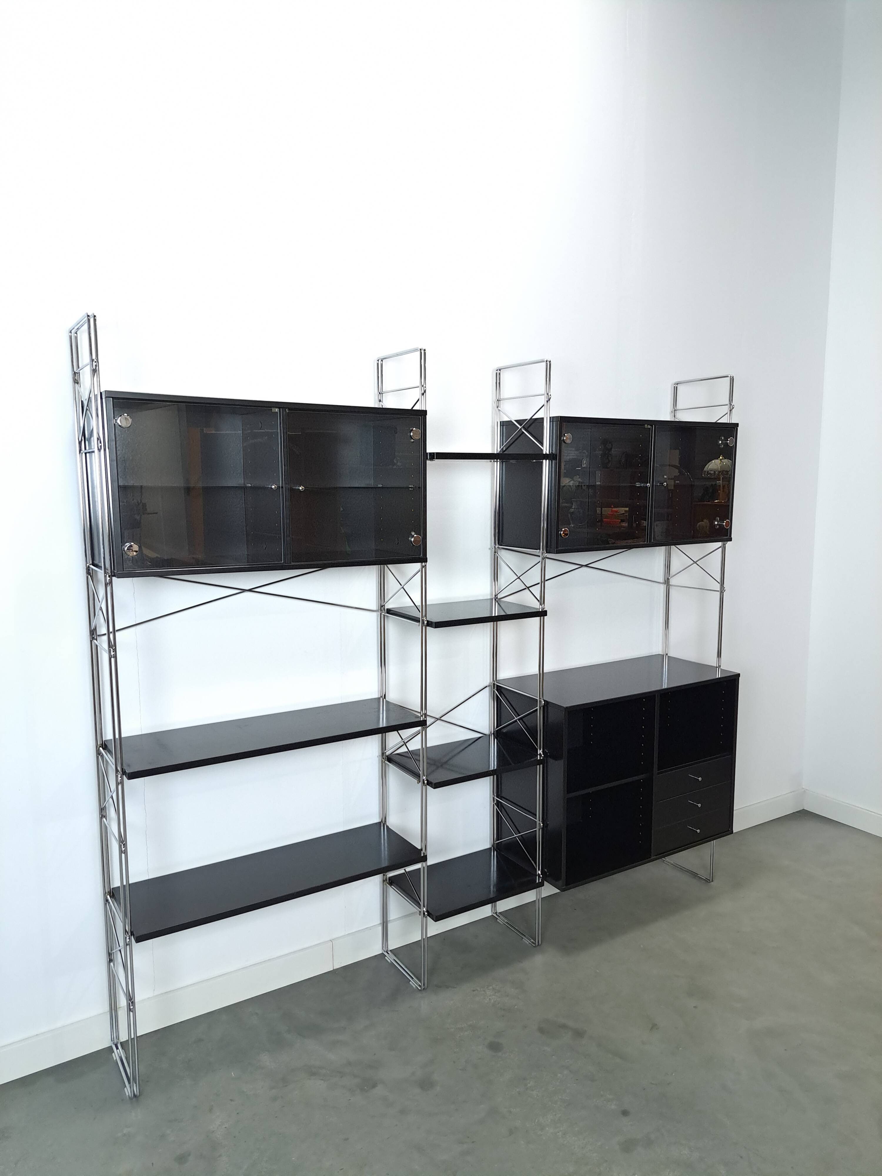 Deens design Denka modulaire kast met chromen houders en planken