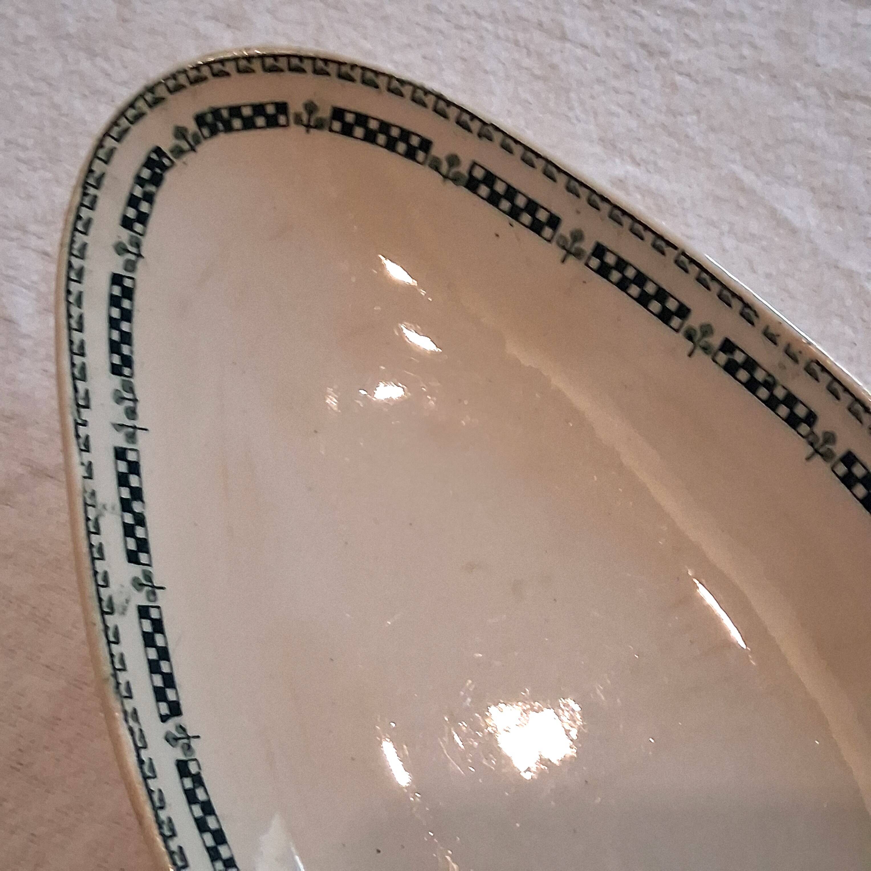 Old ironstone platter from Gien in good condition.