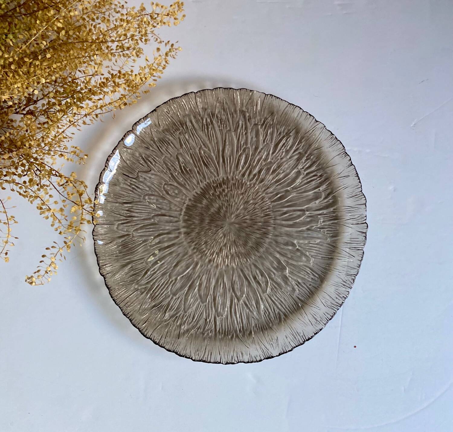 5 assiettes Arcoroc verre fumé fleur