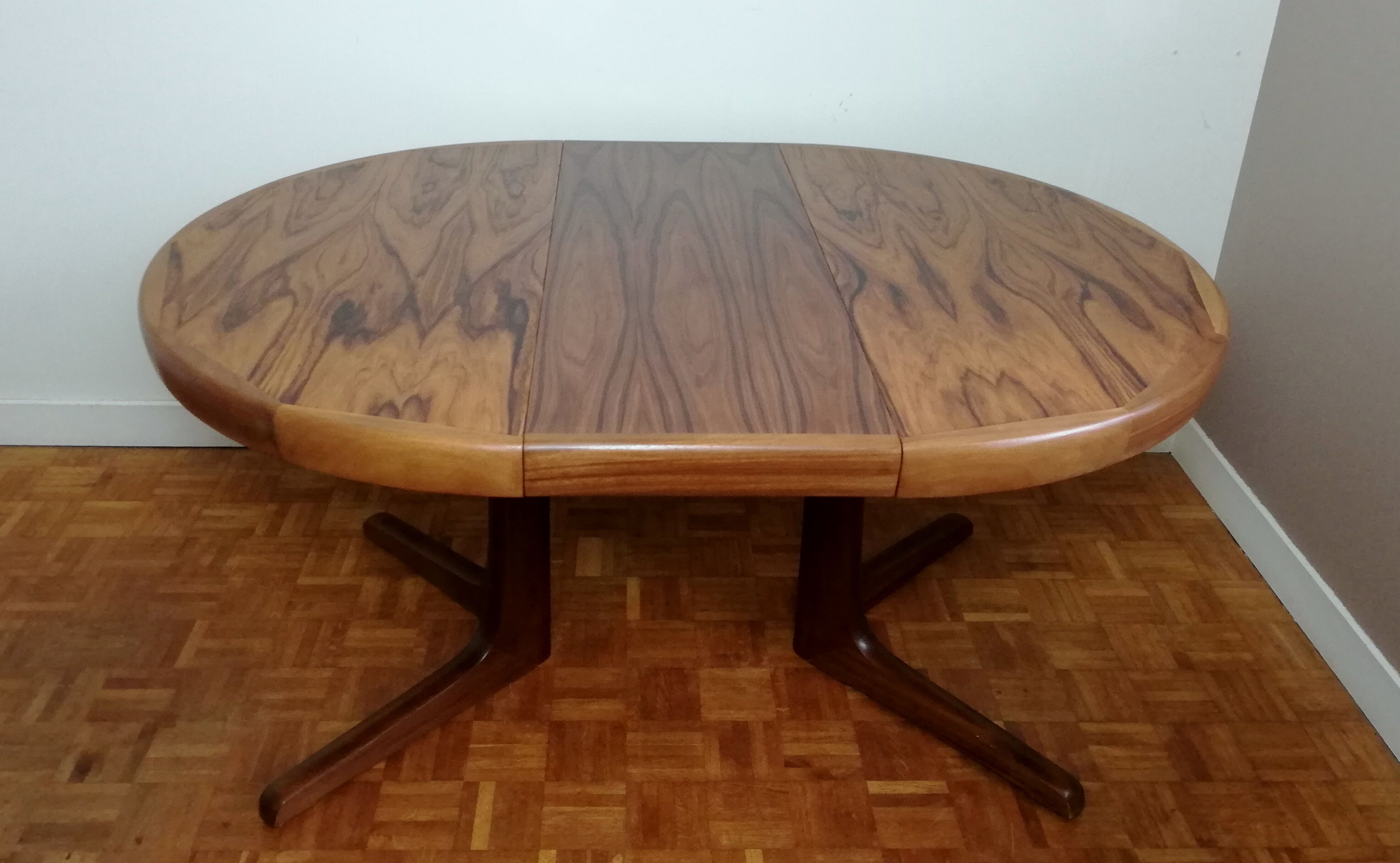 Central-footed rosewood round table