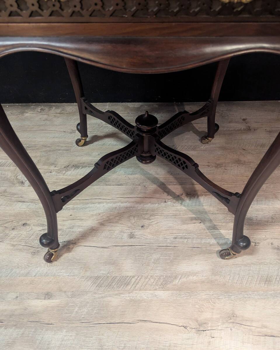Game table known as "mouchoir" in mahogany, Louis XV style with decorative inspiration.