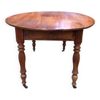 Table à volets ovale Louis Philippe en cerisier massif avec 2 tiroirs.